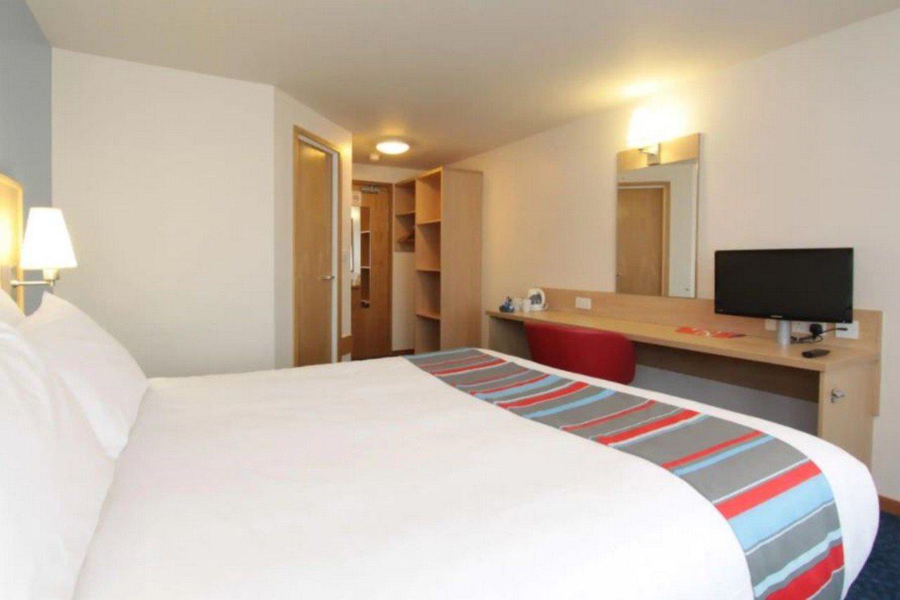 Travelodge London Feltham Exterior photo