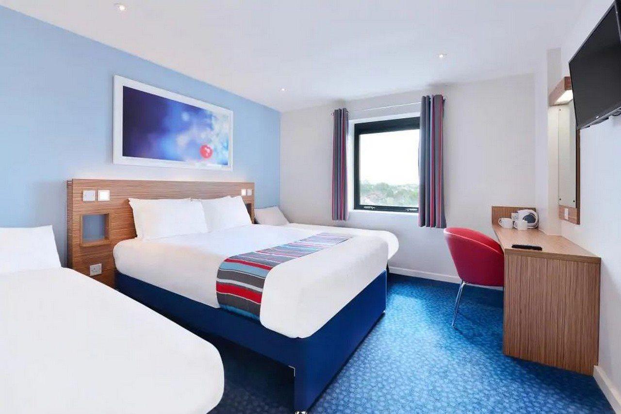 Travelodge London Feltham Exterior photo