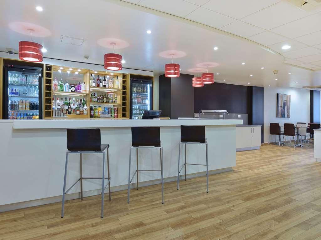Travelodge London Feltham Restaurant photo