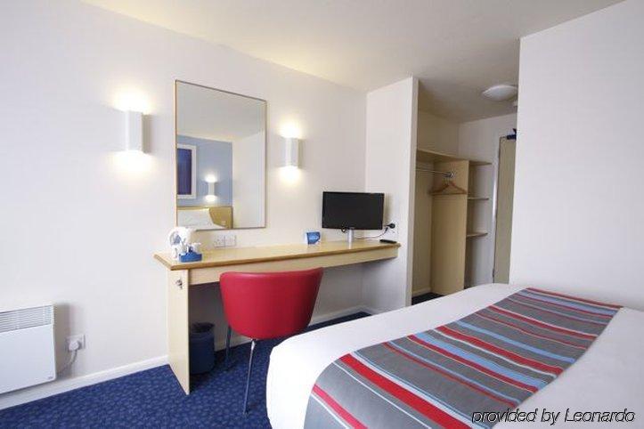 Travelodge London Feltham Exterior photo