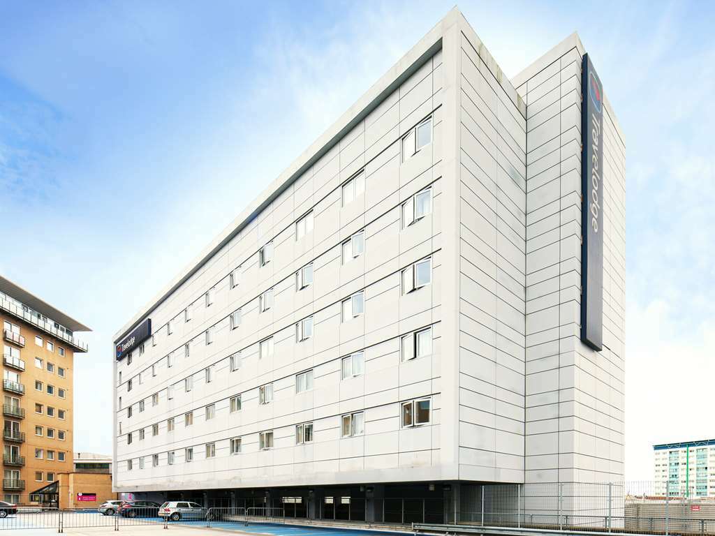 Travelodge London Feltham Exterior photo