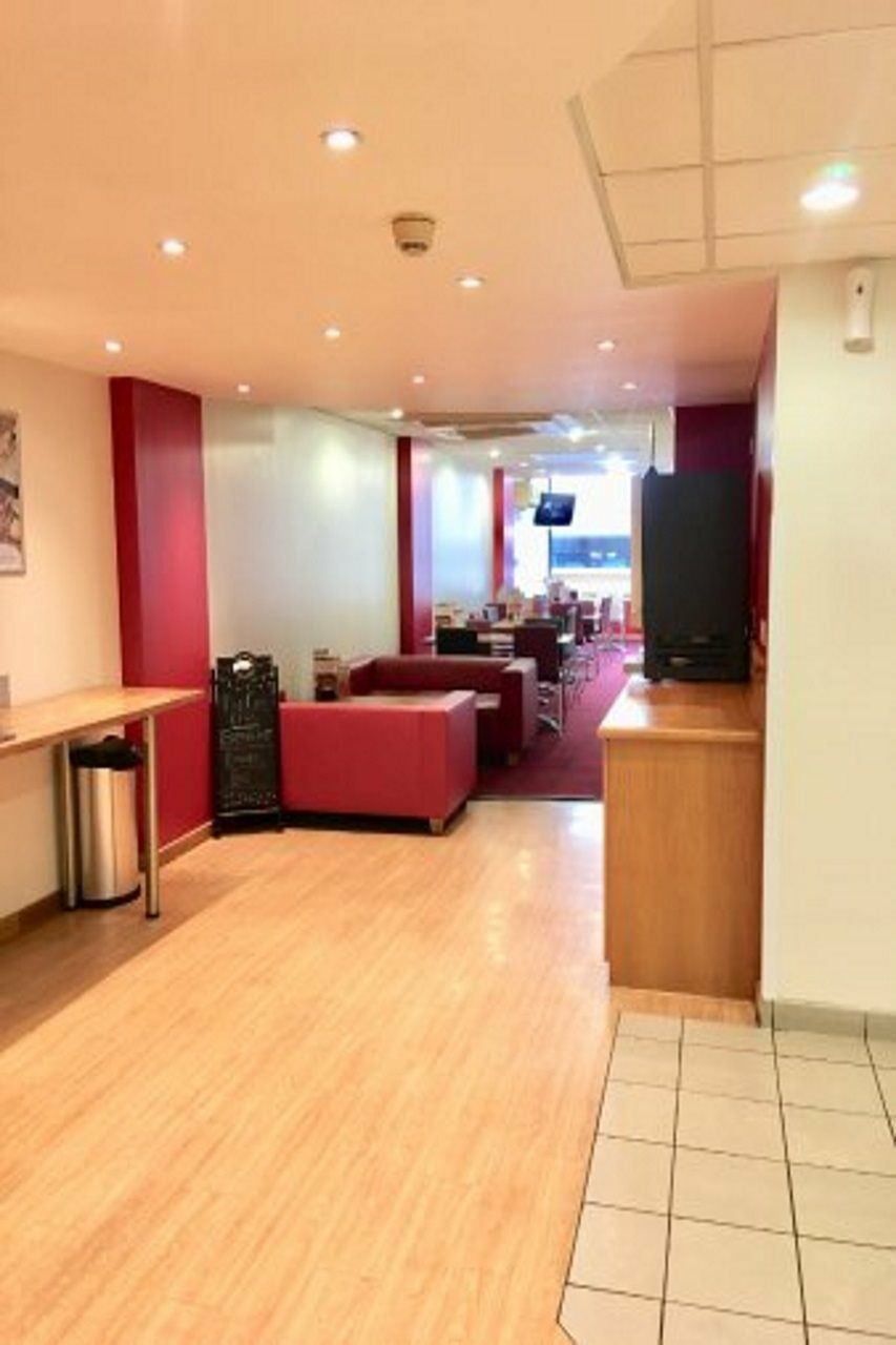 Travelodge London Feltham Exterior photo