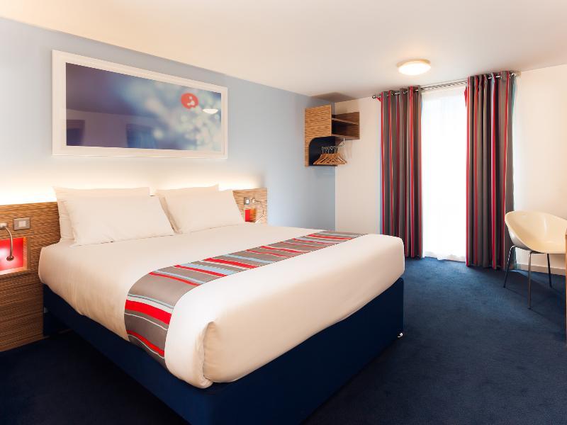 Travelodge London Feltham Exterior photo